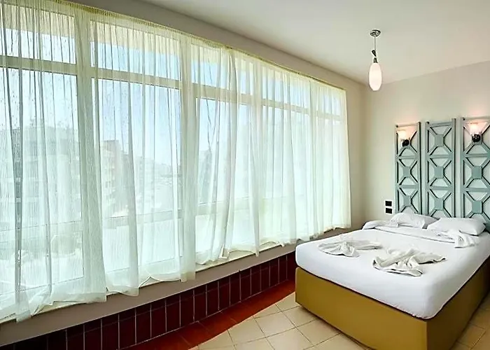 Royal Serviced Hotel 4*